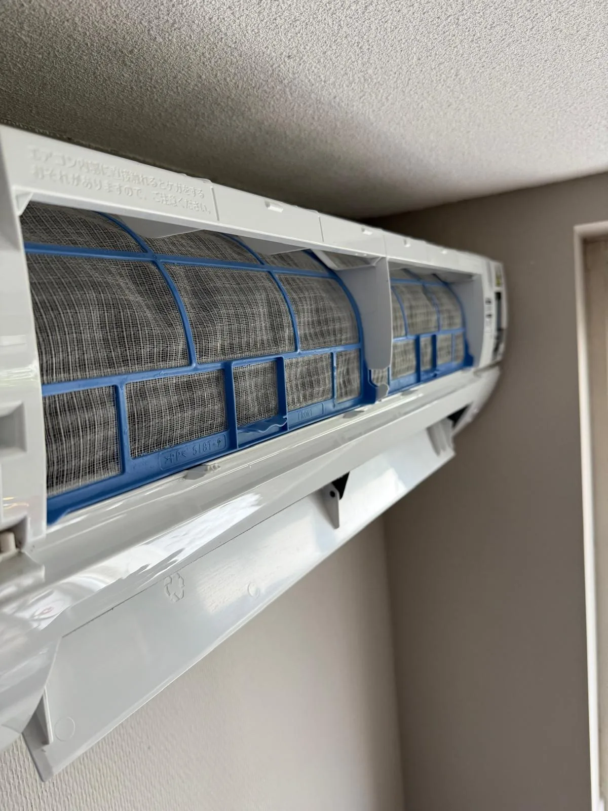 Binnenunit na onderhoud met gereinigde filters teruggeplaatst