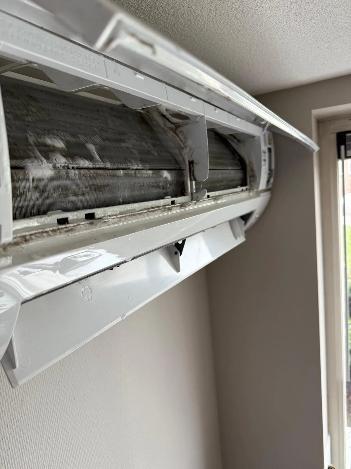 Vervuilde binnenunit vóór het airco-onderhoud