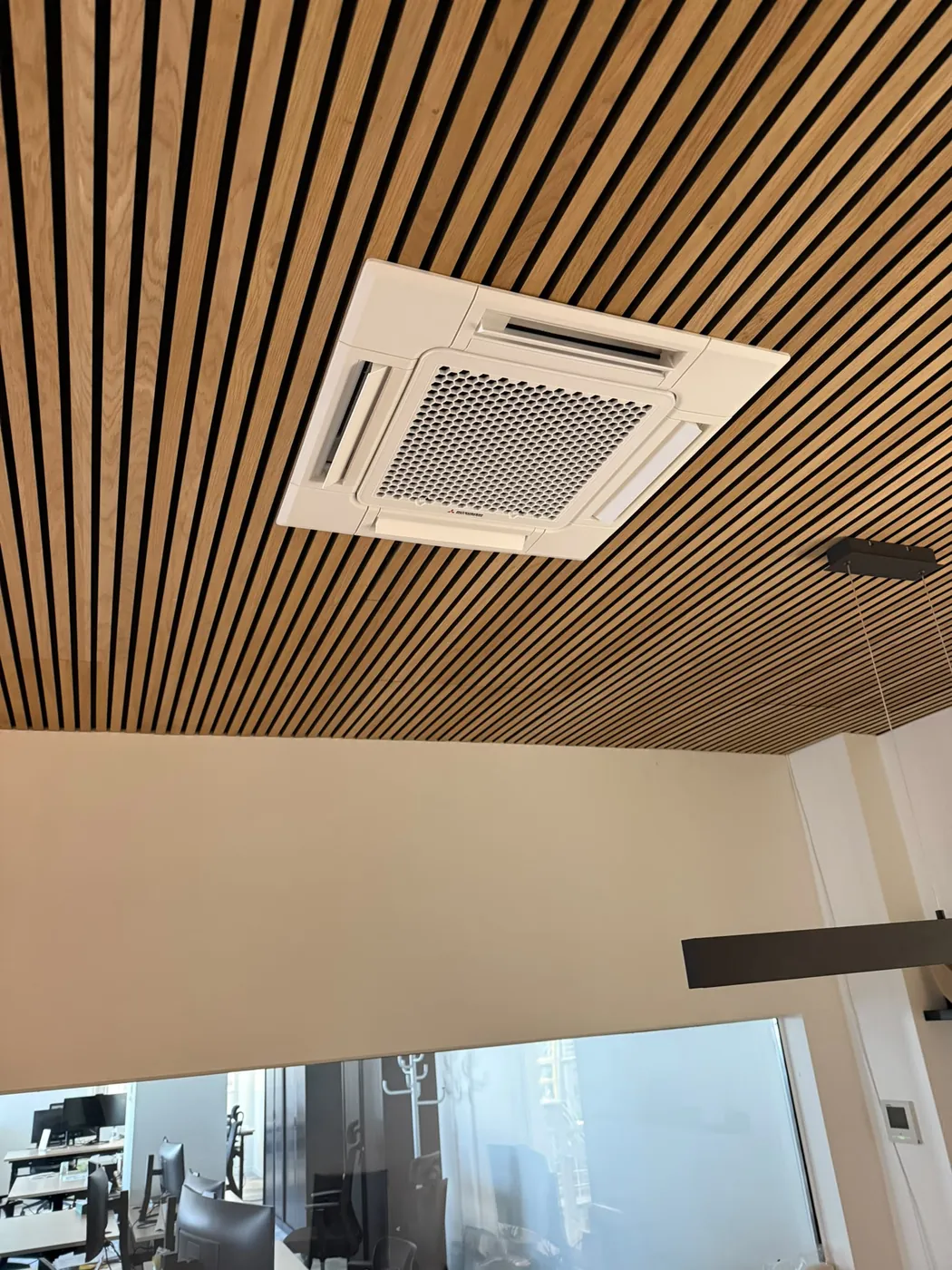 Airco binnenunit geplaatst in bedrijfspand