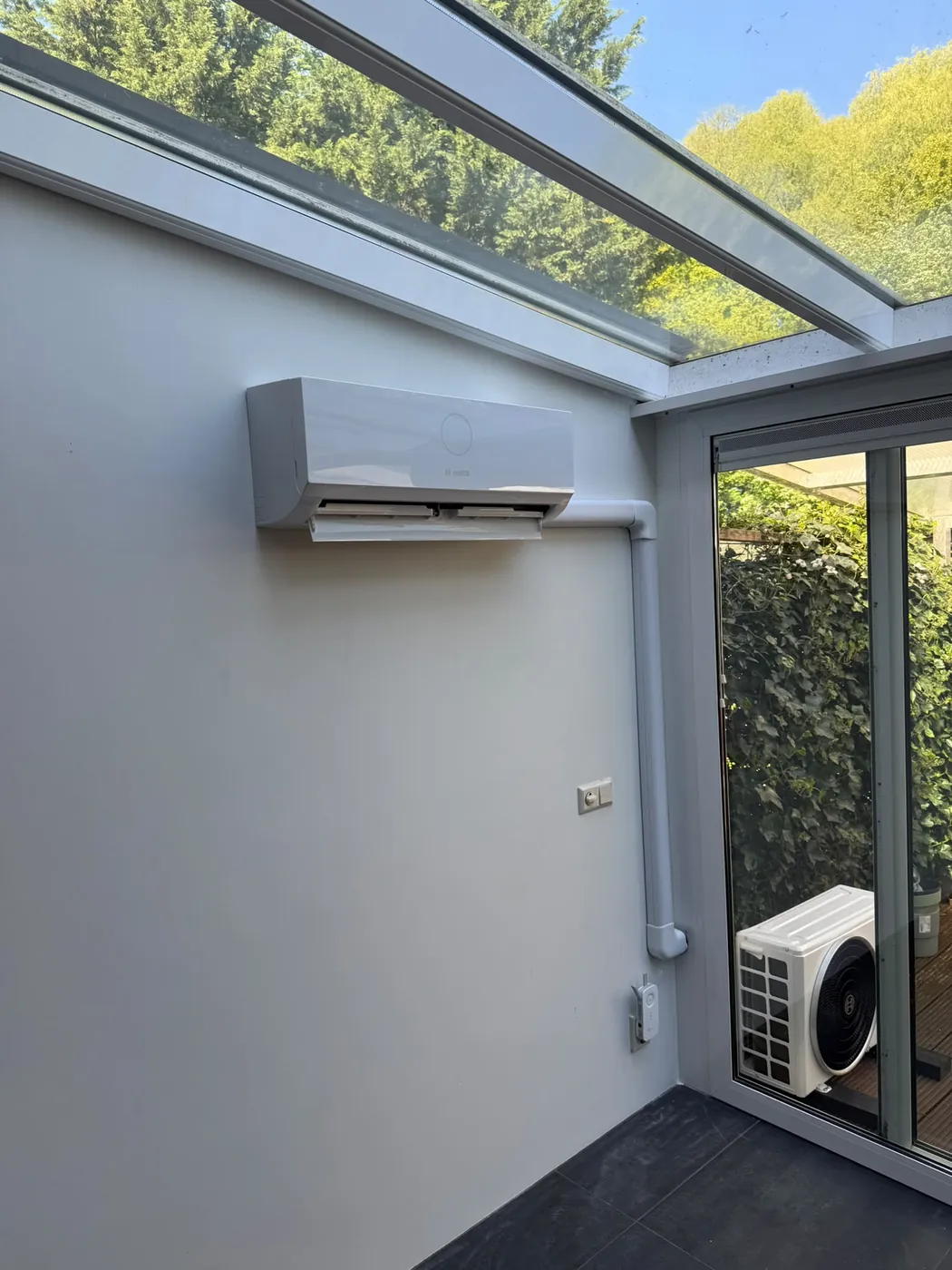 Binnenunit airco geplaatst in woonkamer
