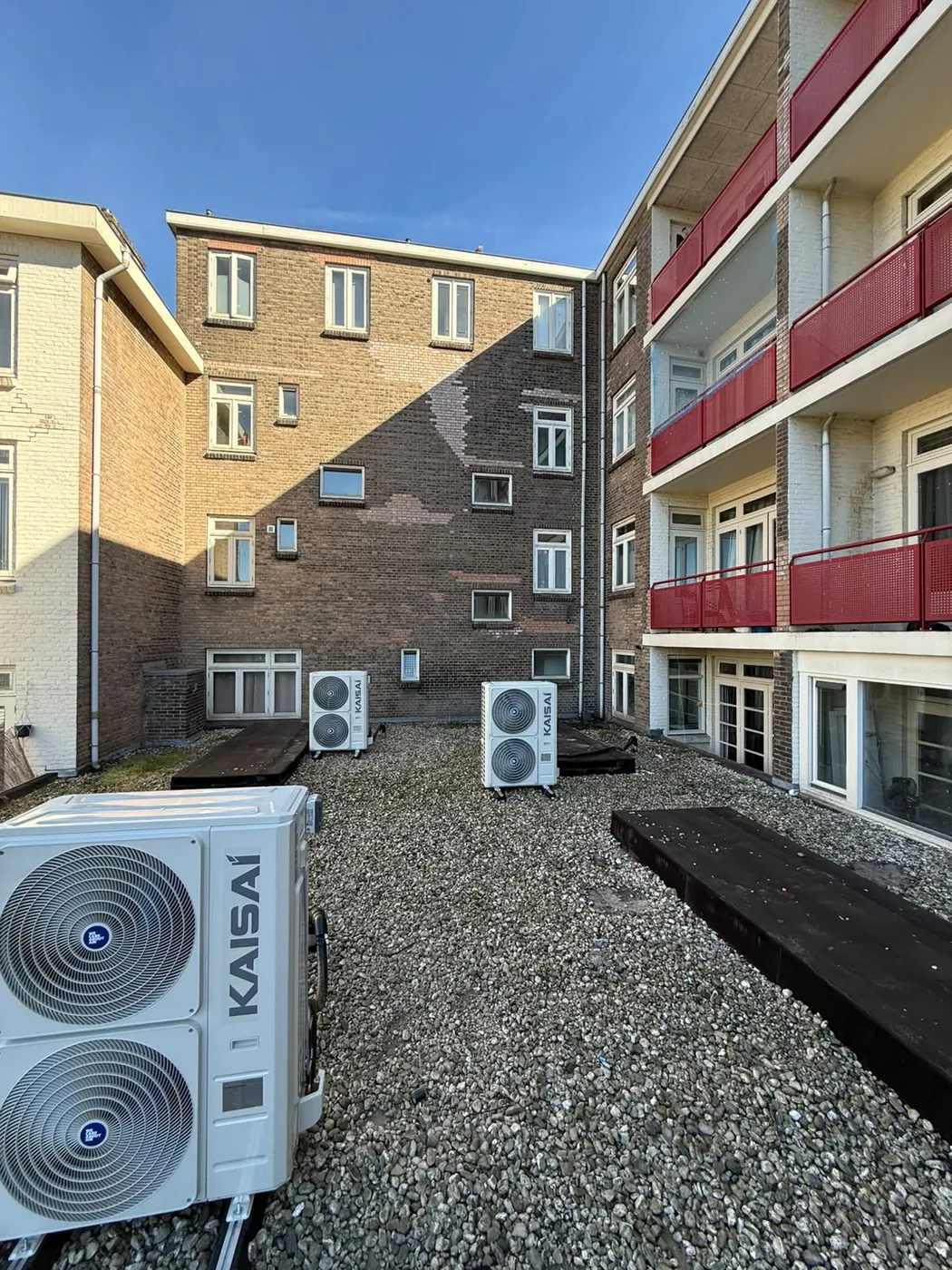 Buitenunit geplaatst bij bedrijfspand