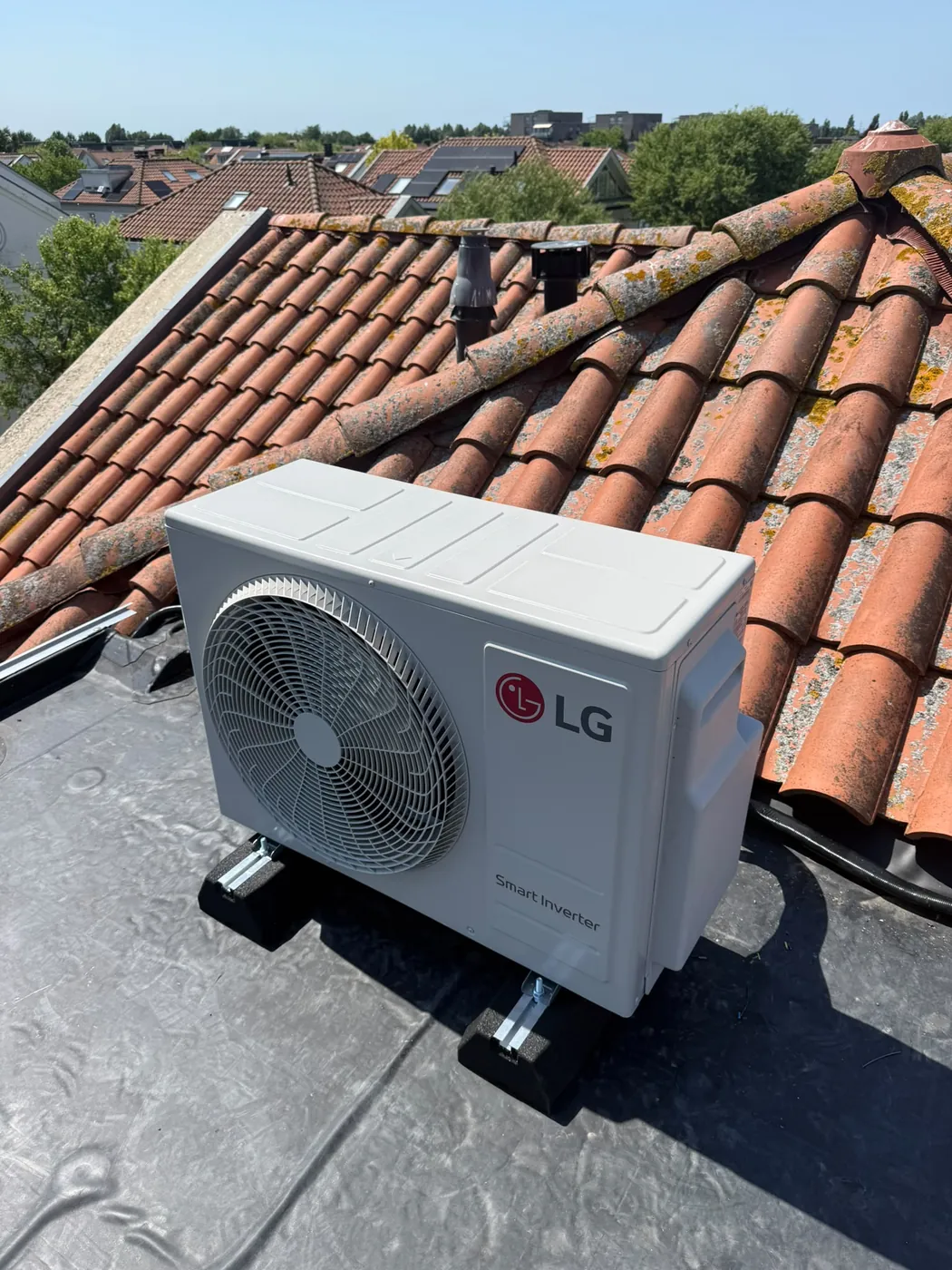 Buitenunit airco geplaatst op een dak
