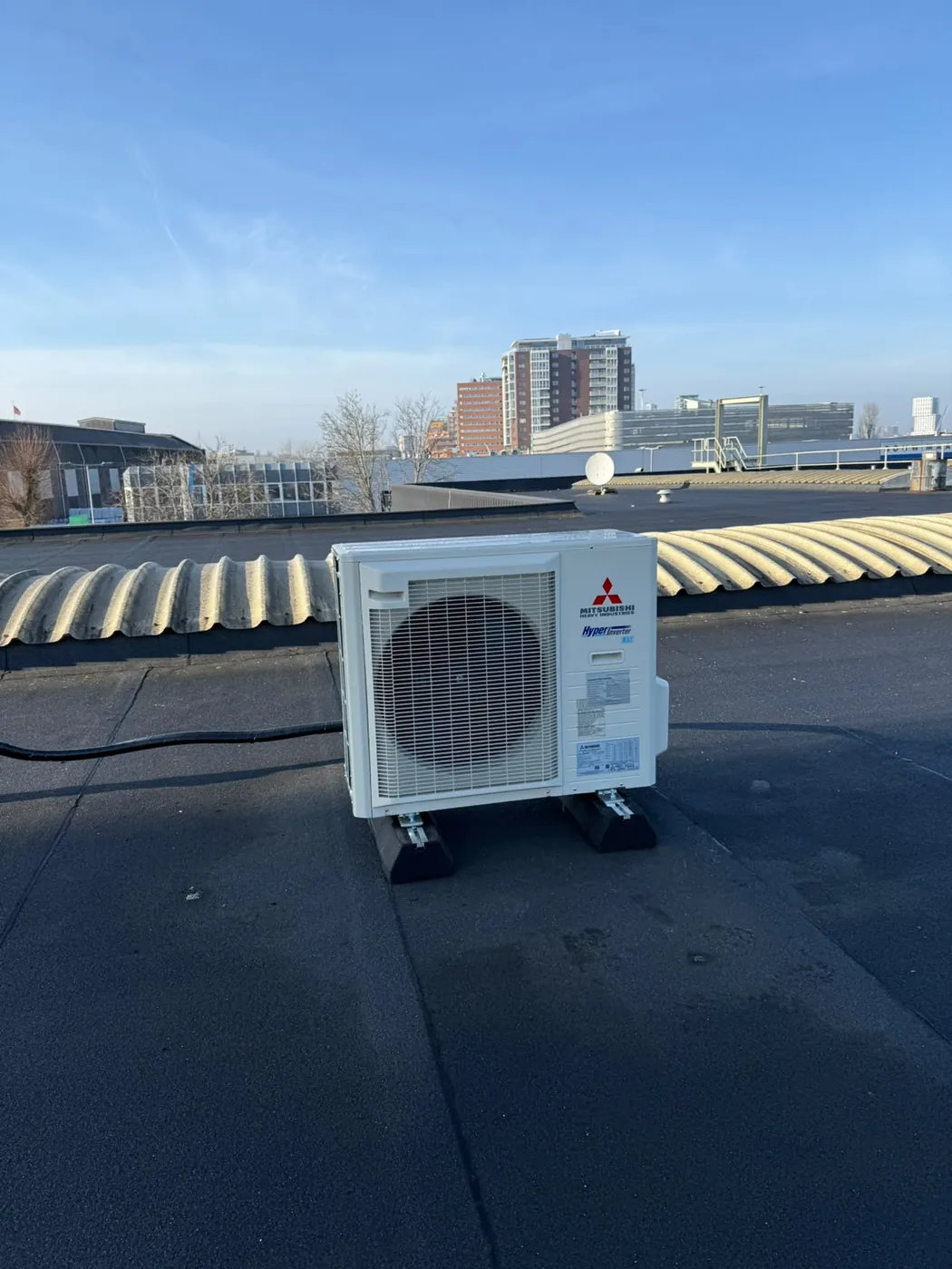 Buitenunit airco geplaatst aan gevel