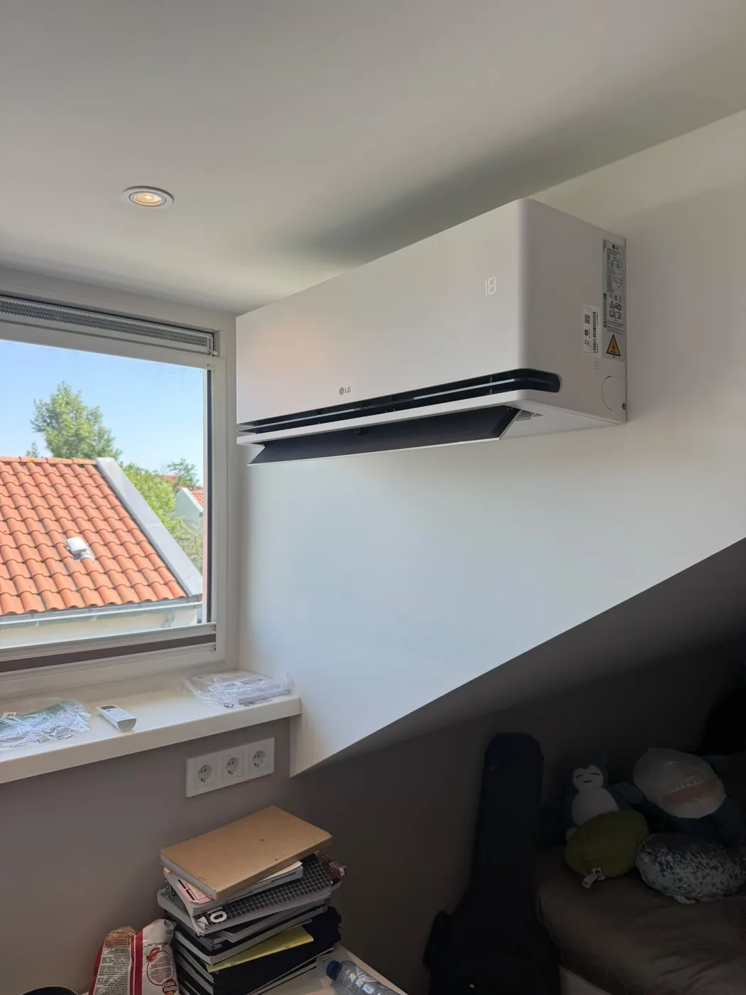 Binnenunit airco geplaatst naast een raam
