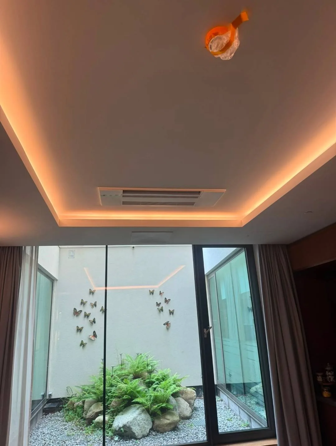 Plafondunit airco strak verwerkt in een woonruimte
