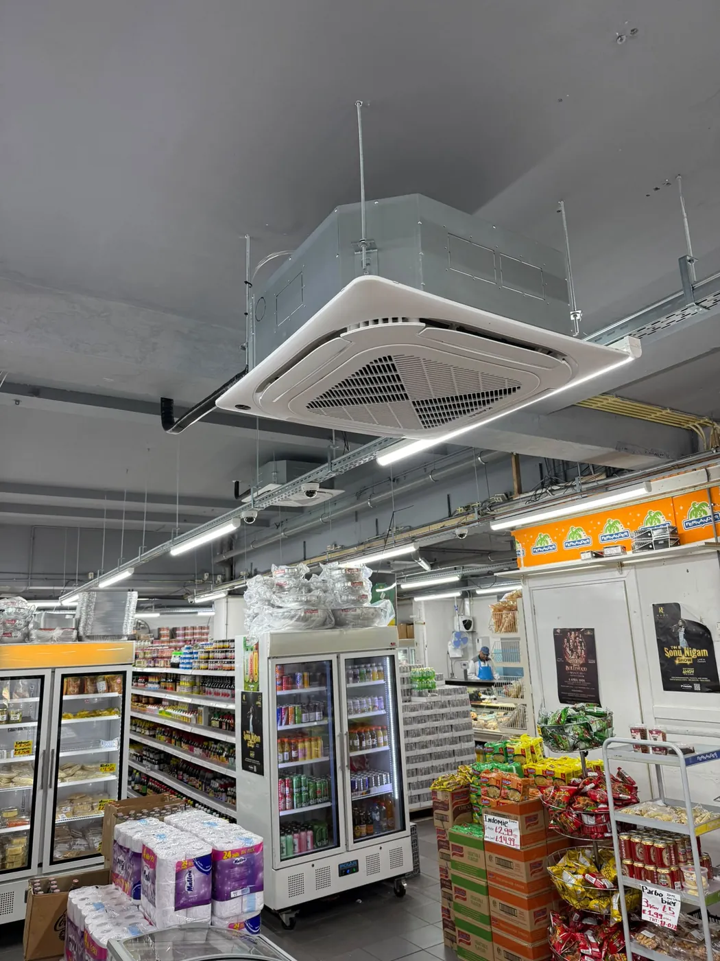 Cassette airco geplaatst in plafond van winkelruimte