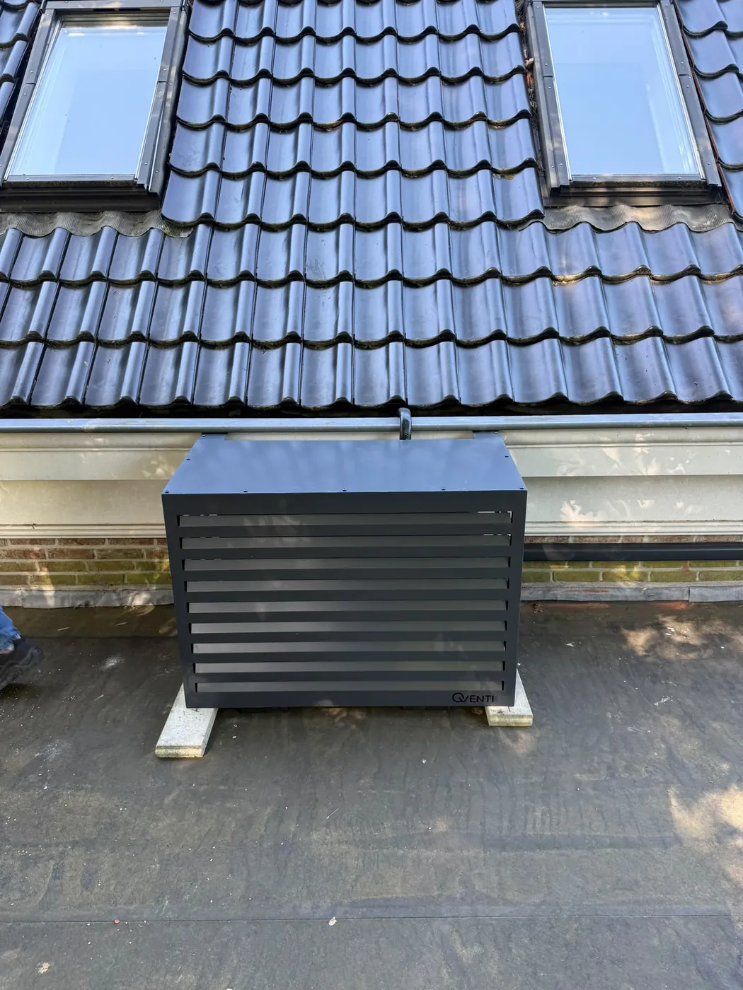 Buitenunit met omkasting op dak