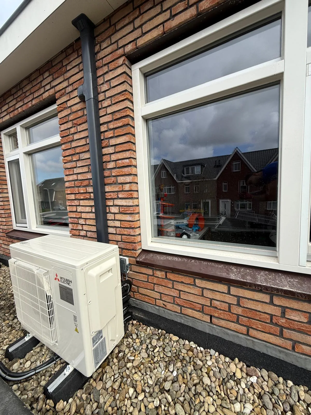 Mitsubishi Electric buitenunit gemonteerd op een plat dak