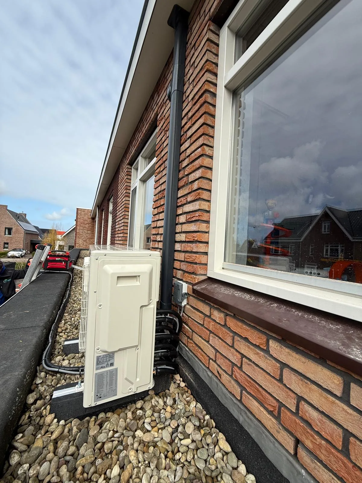 Mitsubishi Electric buitenunit bij een gemetselde gevel